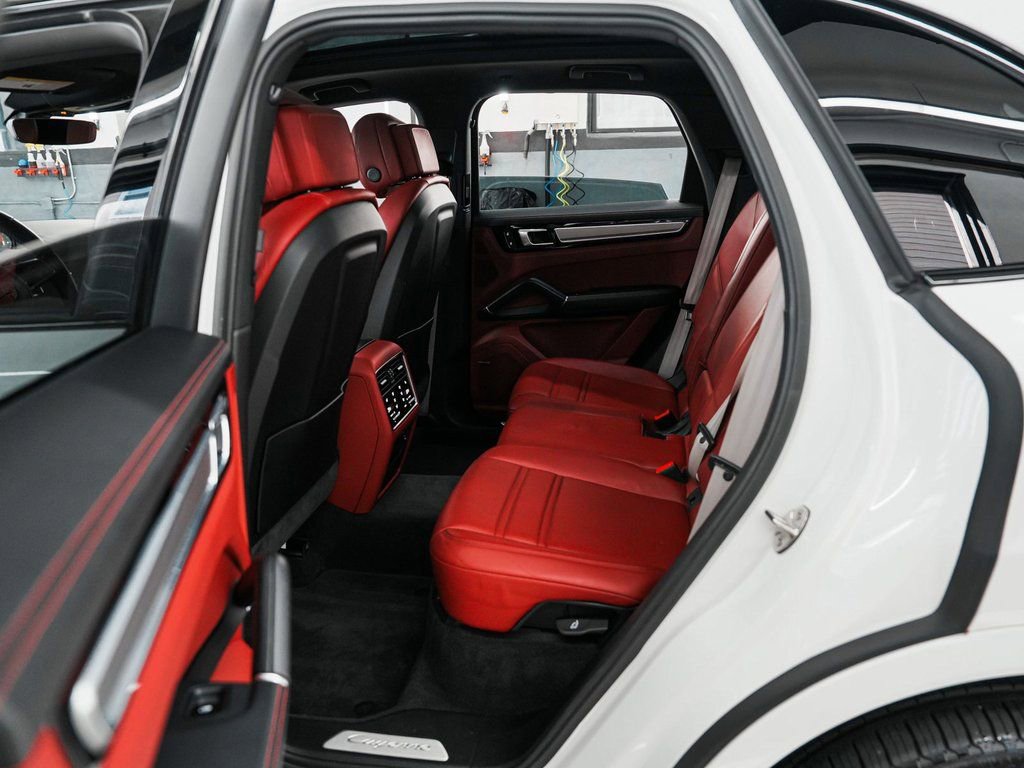 Used 2023 Porsche Cayenne image 32