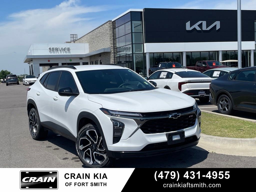 Used 2025 Chevrolet Trax RS w/ Driver Confidence Package FWD image 1