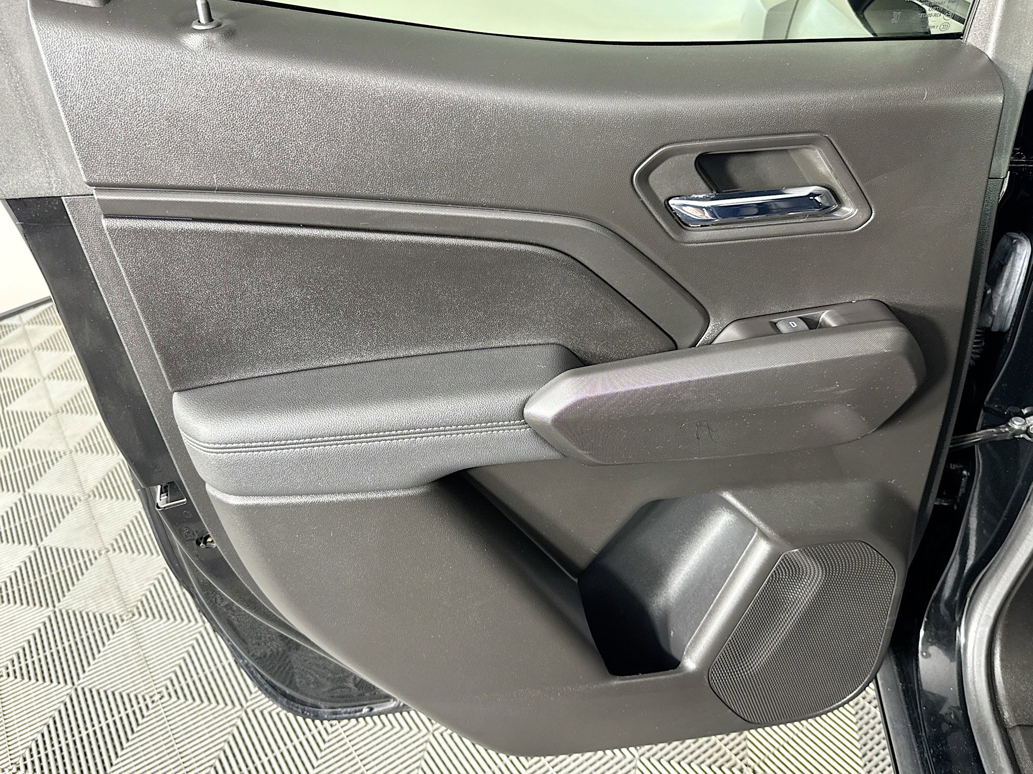 Used 2024 Chevrolet Colorado LT w/ LT Convenience Package III image 25