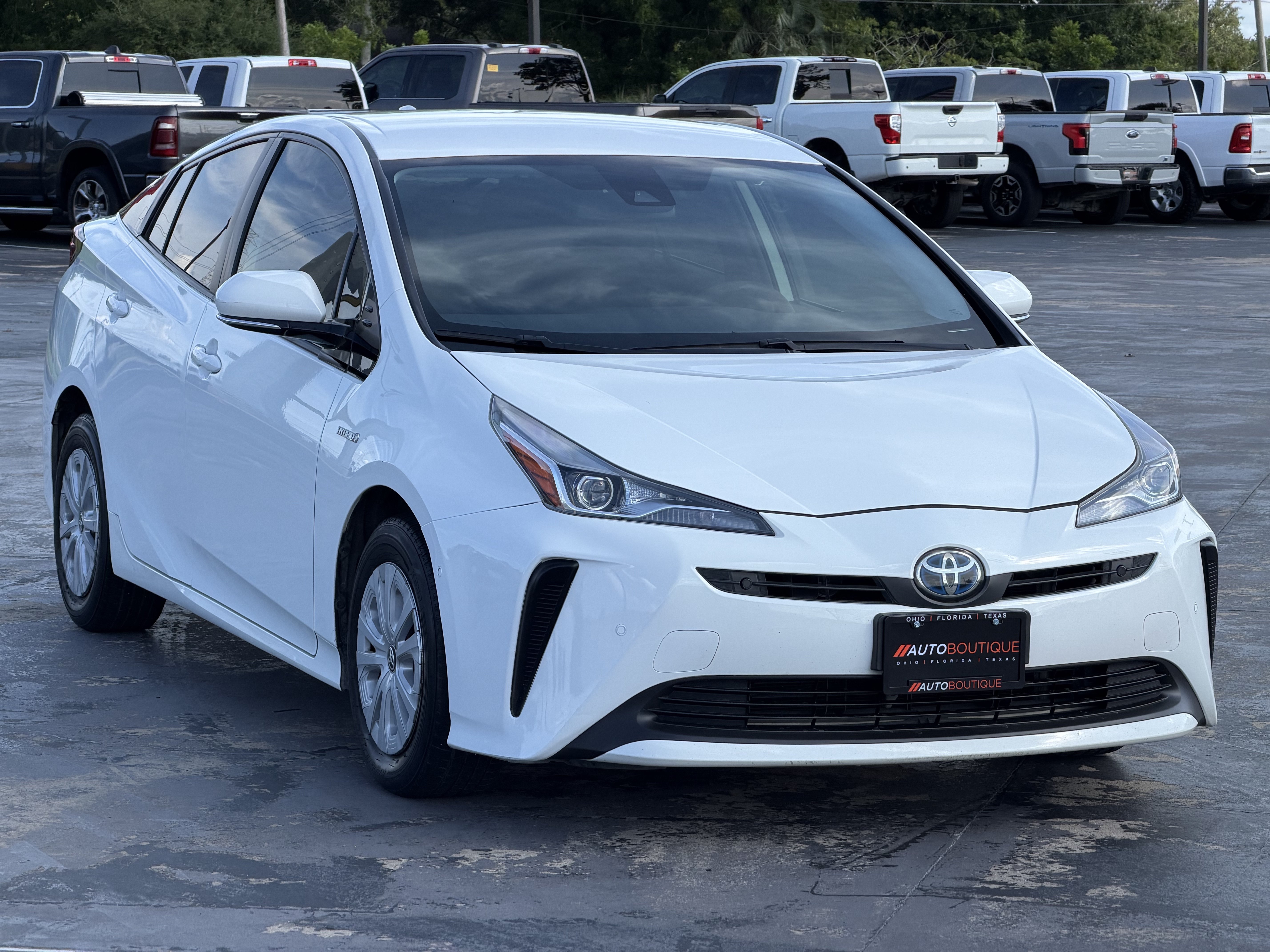 Used 2020 Toyota Prius LE FWD image 3