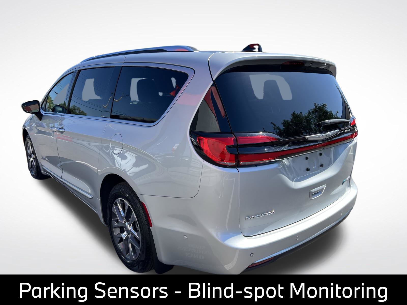 Used 2023 Chrysler Pacifica Pinnacle FWD image 6