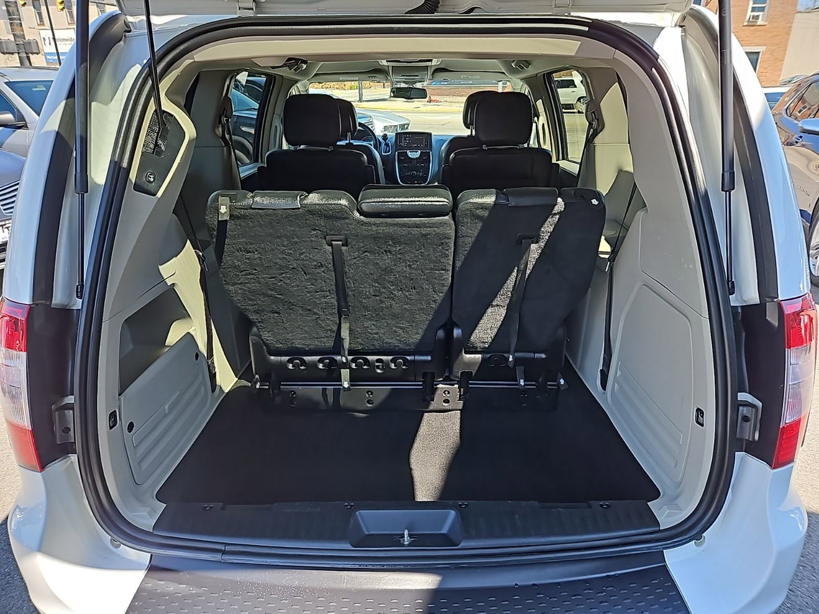 Used 2016 Chrysler Town & Country Touring FWD image 17