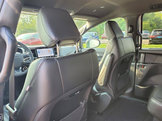 Used 2027 Chrysler Pacifica Select AWD/4WD image 23