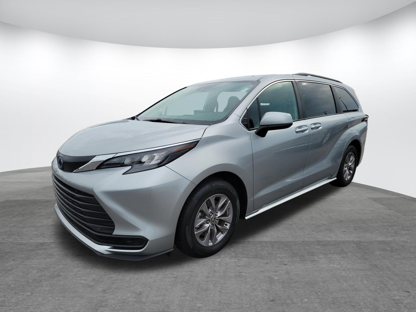 Used 2025 Toyota Sienna LE AWD/4WD image 3