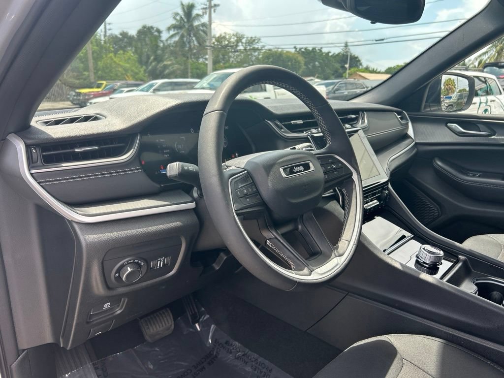 Used 2024 Jeep Grand Cherokee Laredo X w/ Luxury Tech Group I AWD/4WD image 12