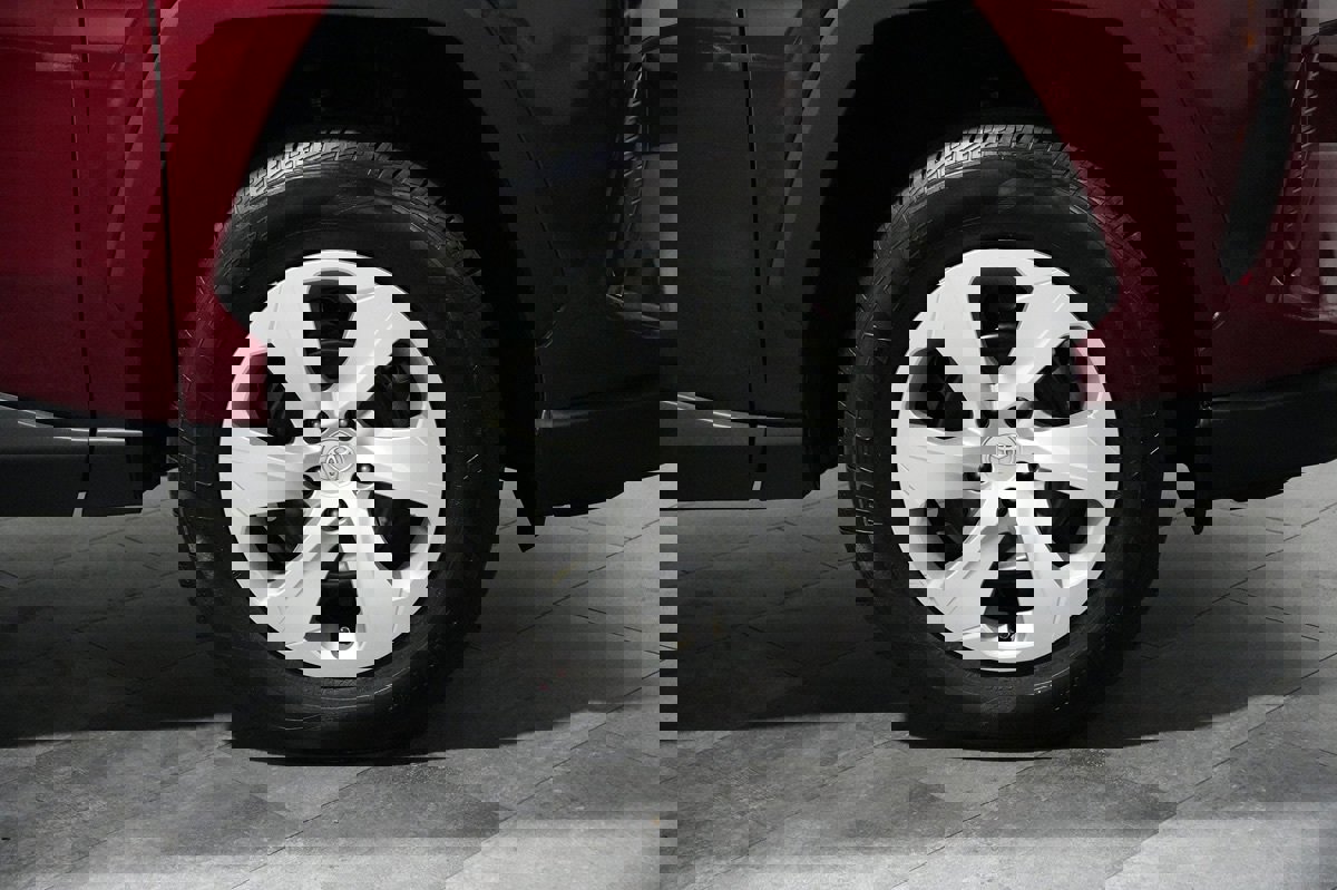 Used 2022 Toyota RAV4 LE image 5