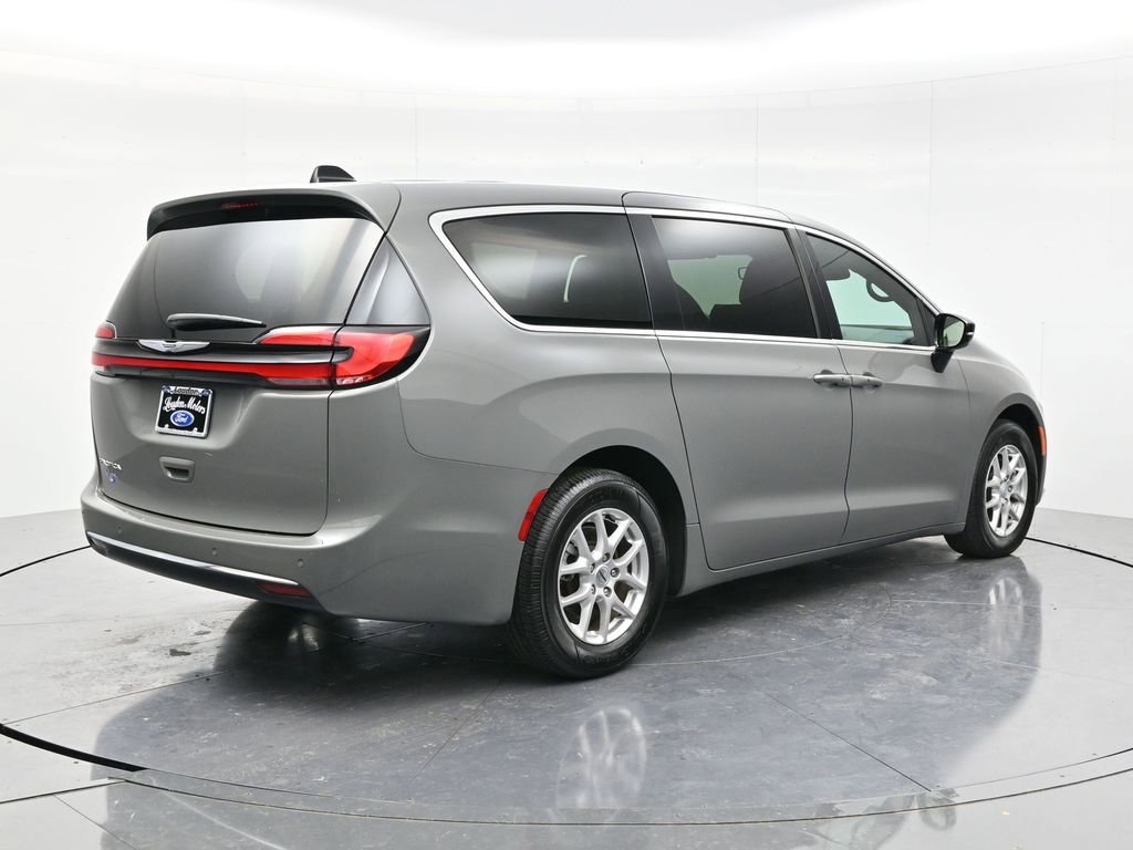 Used 2025 Chrysler Pacifica Select FWD image 5