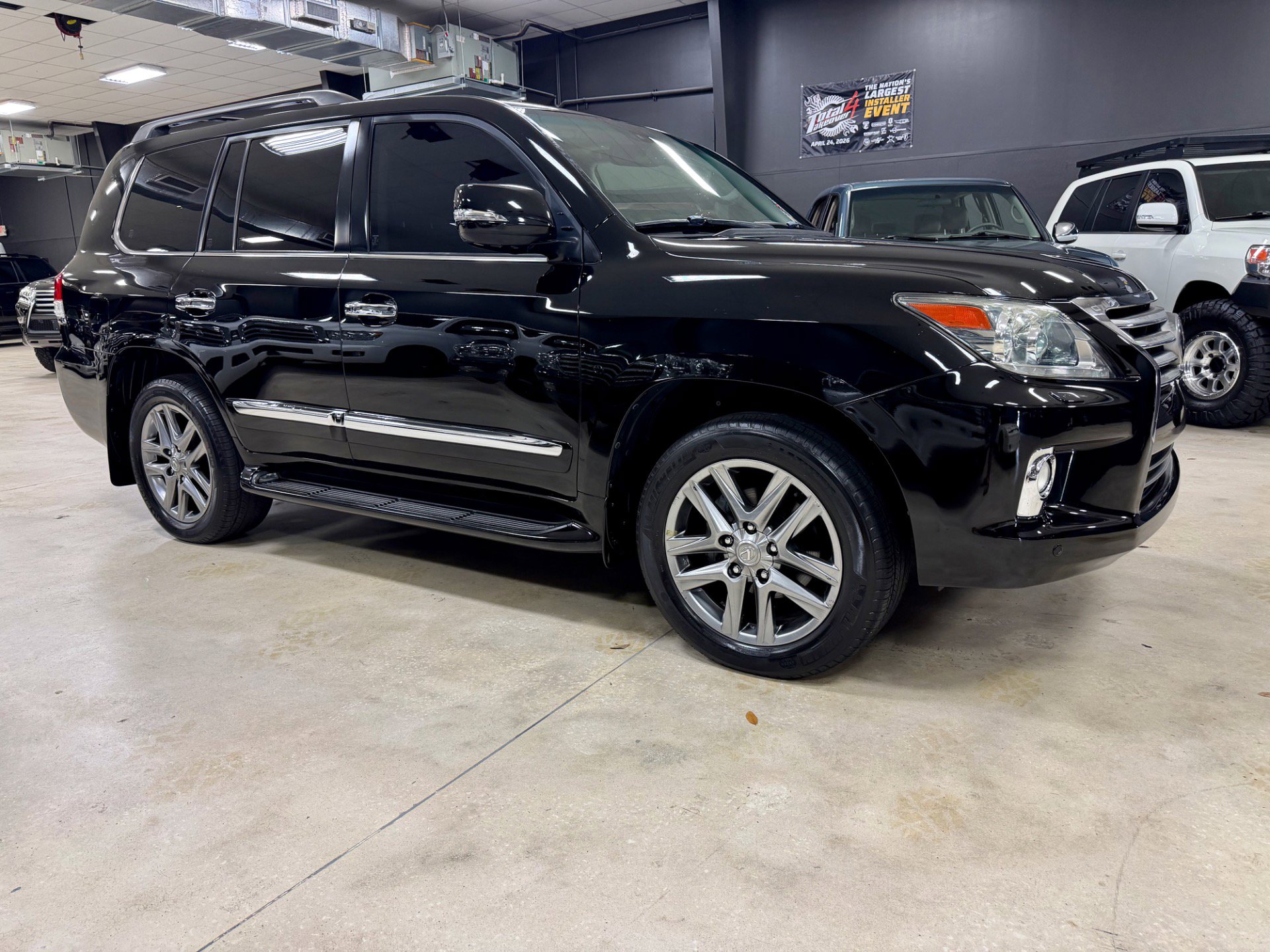 Used 2013 Lexus LX 570 4WD w/ Luxury Pkg w/Pre-crash image 7