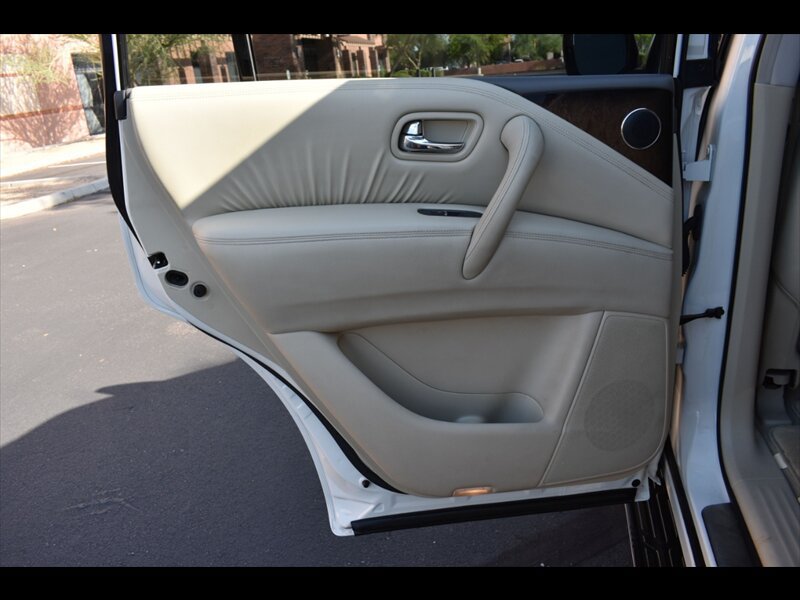 Used 2014 INFINITI QX80 2WD w/ Deluxe Touring Package image 21