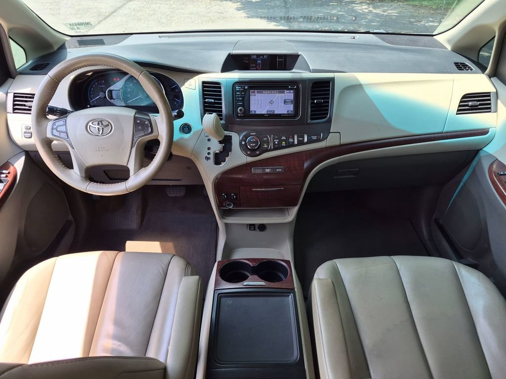 Used 2014 Toyota Sienna XLE FWD image 26