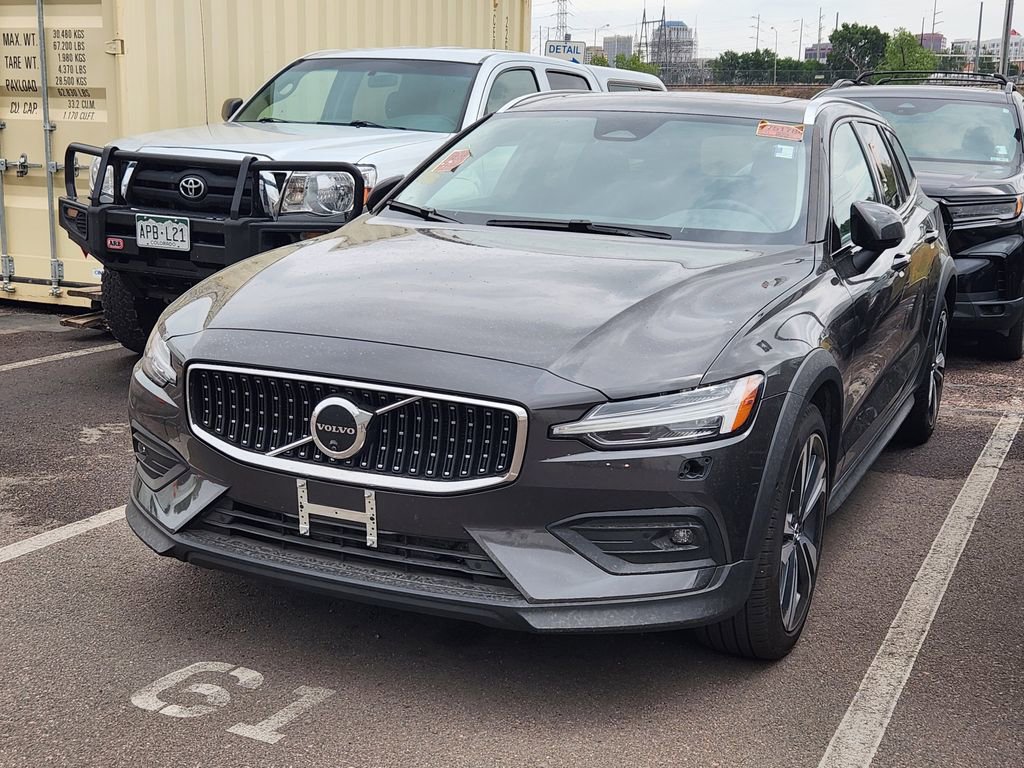 Used 2025 Volvo V60 B5 Cross Country Plus AWD/4WD image 4