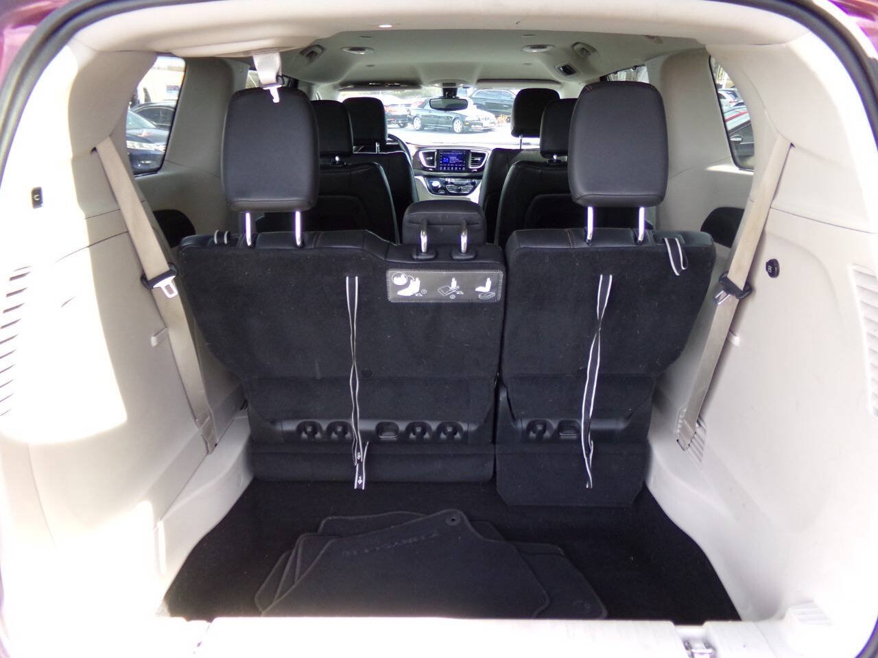 Used 2017 Chrysler Pacifica Touring-L w/ Tire & Wheel Group FWD image 22