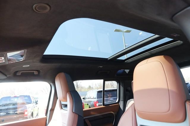 Used 2025 Land Rover Defender 110 image 12