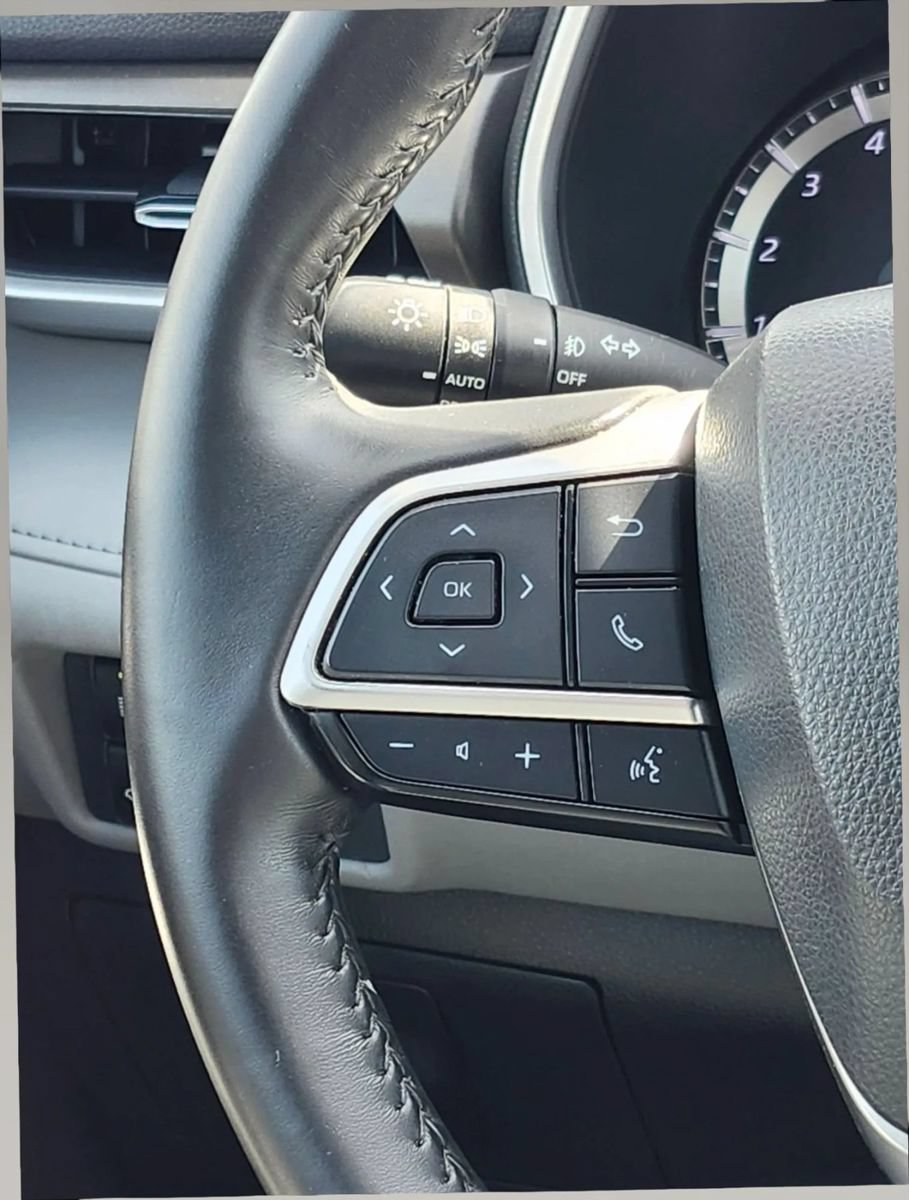Used 2022 Toyota Highlander XLE AWD/4WD image 30
