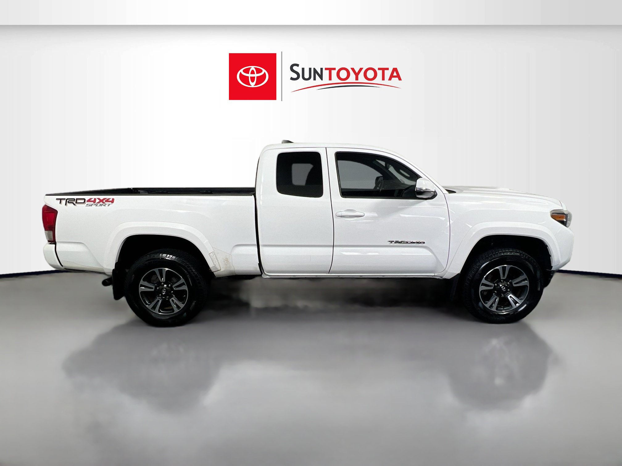 Used 2017 Toyota Tacoma TRD Sport w/ Tow Package (A/T) AWD/4WD image 2