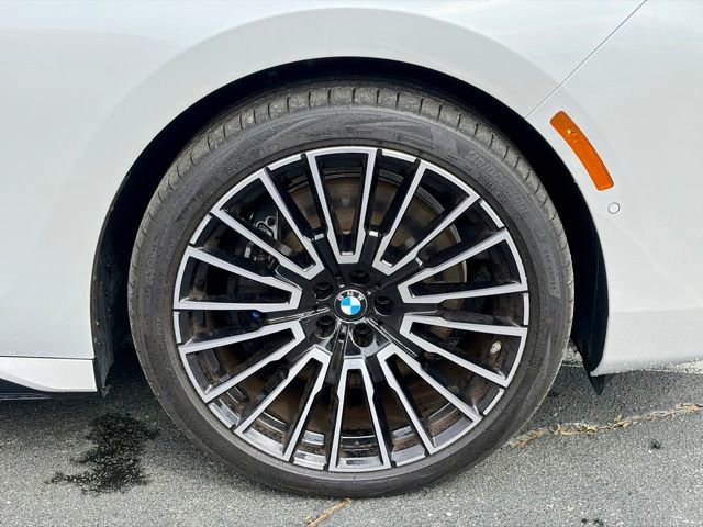 Used 2025 BMW 740i w/ Premium Package image 32