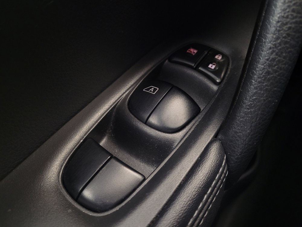 Used 2018 Nissan Rogue SV image 27