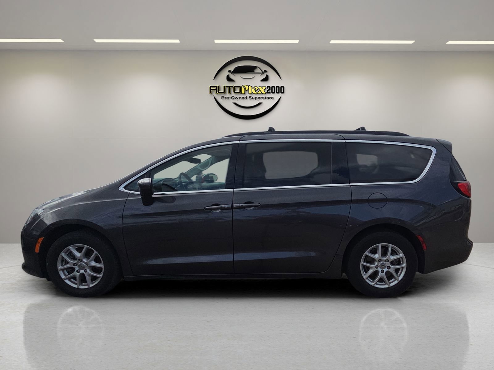 Used 2021 Chrysler Voyager Lxi FWD image 4