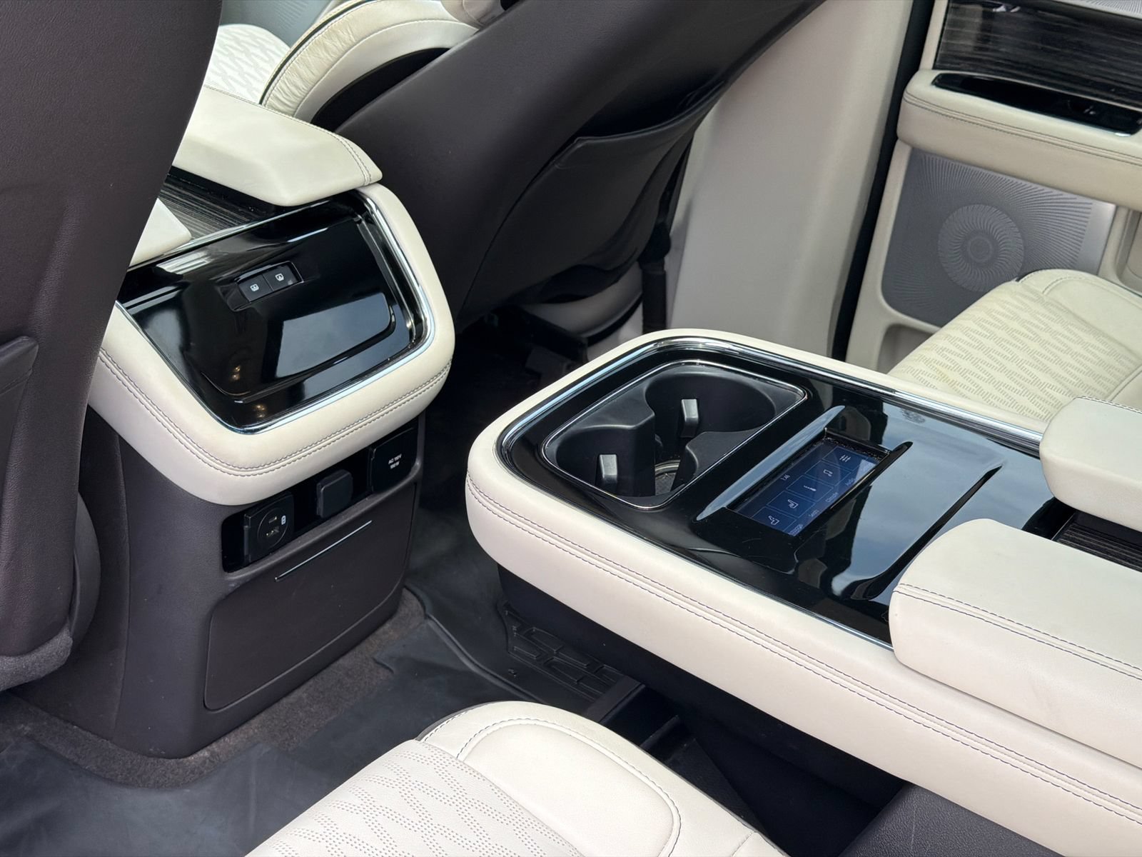 Used 2022 Lincoln Navigator Black Label AWD/4WD image 21