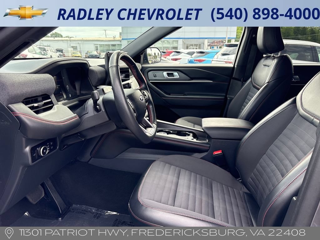 Used 2025 Ford Explorer ST-Line w/ ST-Line Street Pack AWD/4WD image 3