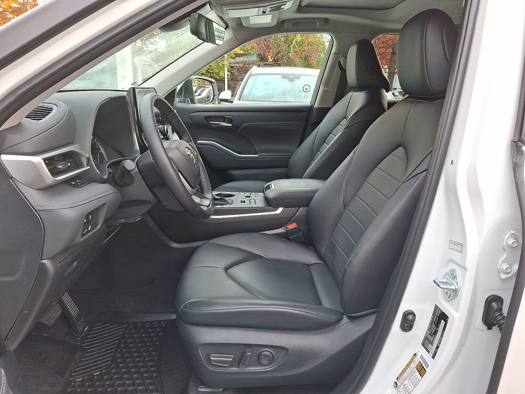 Used 2024 Toyota Highlander XLE image 13