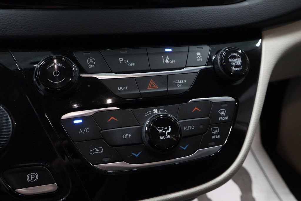 Used 2022 Chrysler Pacifica Touring-L image 32