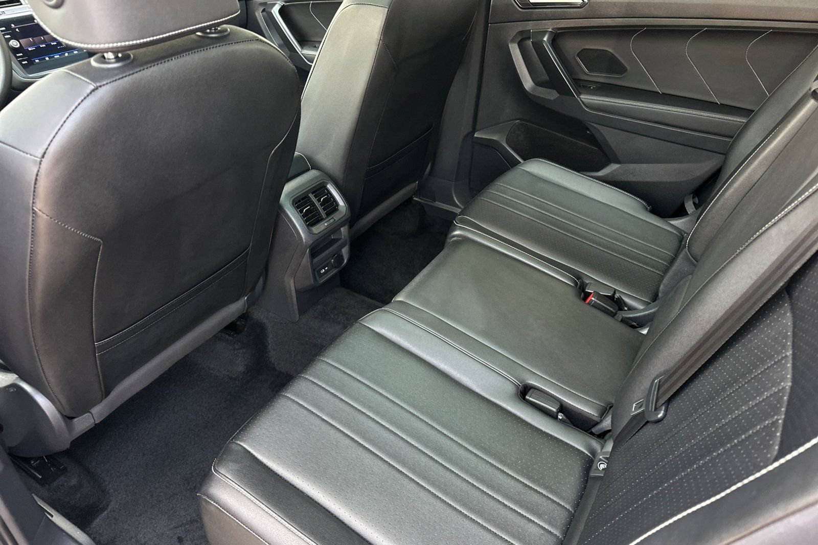 Used 2023 Volkswagen Tiguan SE w/ Panoramic Sunroof Package FWD image 12