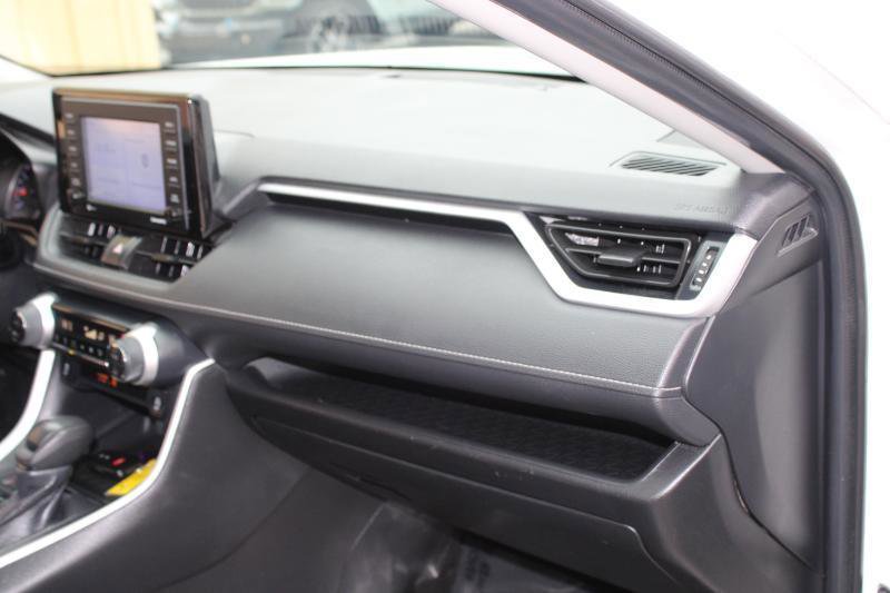 Used 2020 Toyota RAV4 XLE AWD/4WD image 18