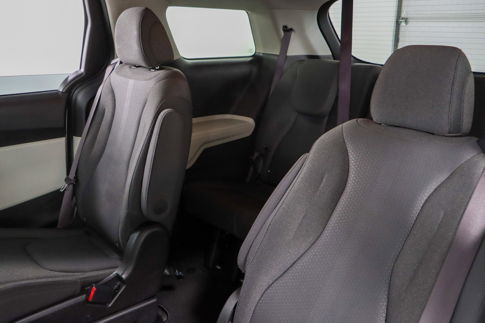 Used 2023 Kia Carnival LX image 24