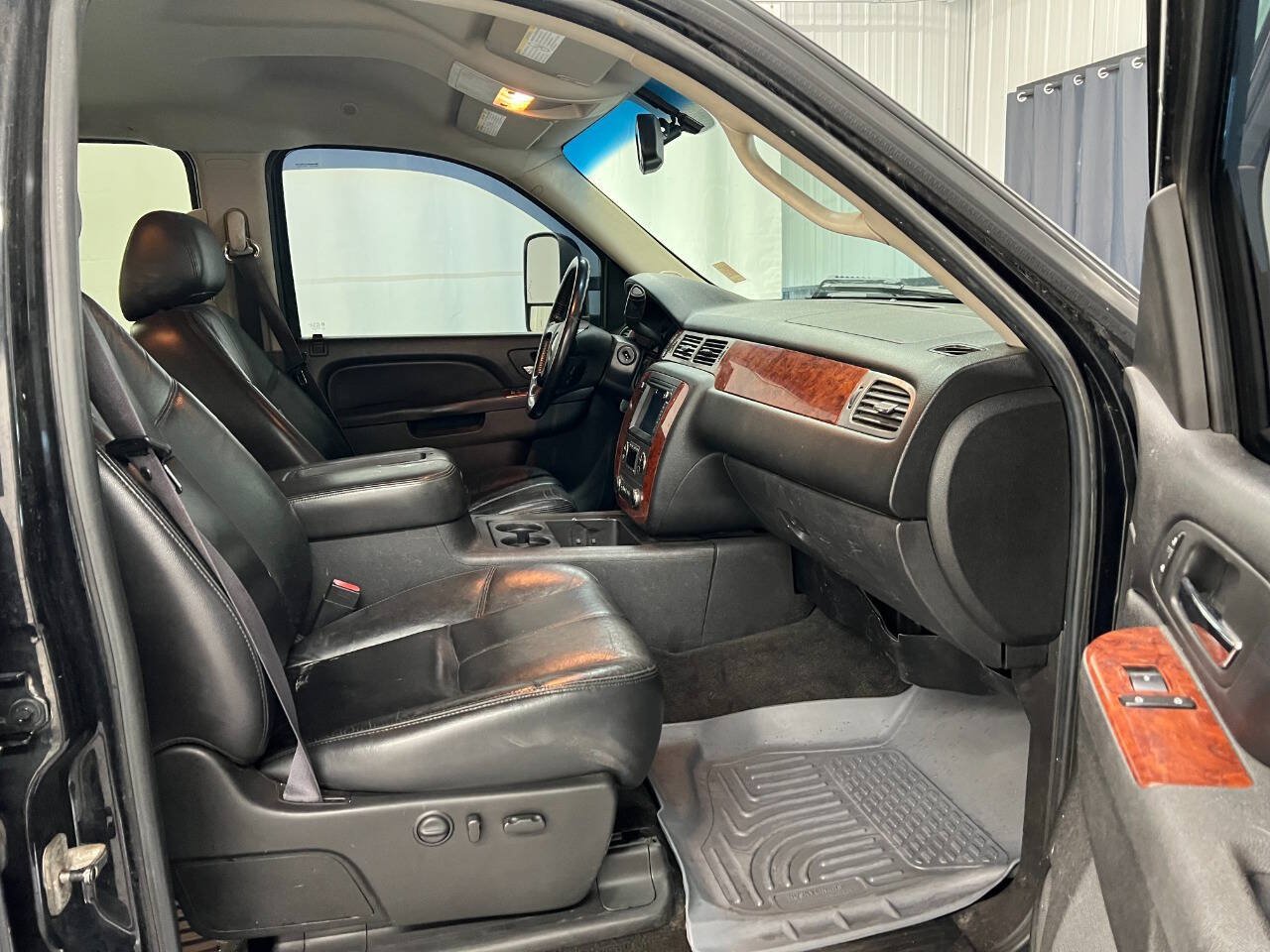 Used 2011 Chevrolet Silverado 2500 LTZ w/ LTZ Plus Package AWD/4WD image 11