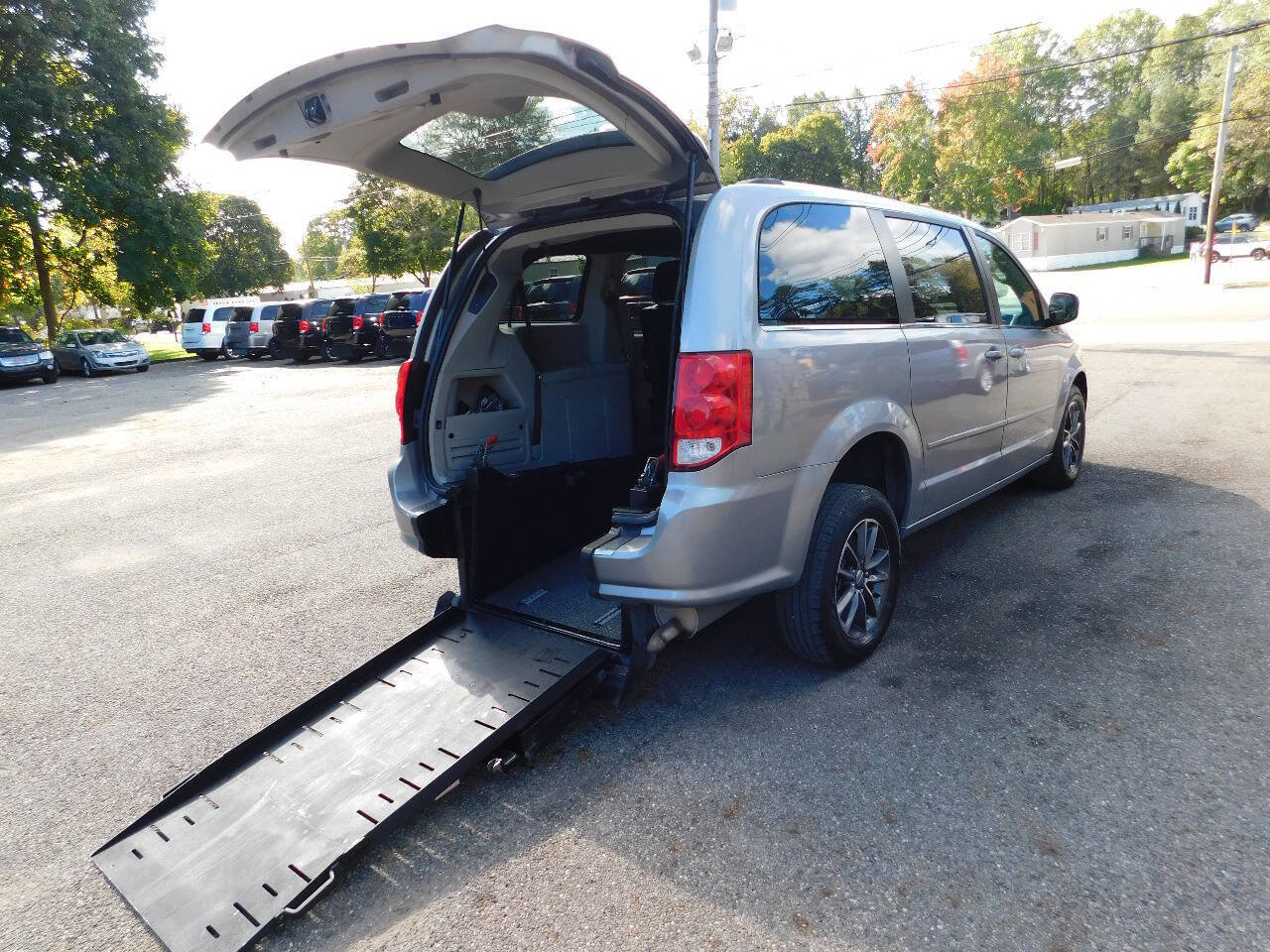 Used 2017 Dodge Grand Caravan SXT image 1