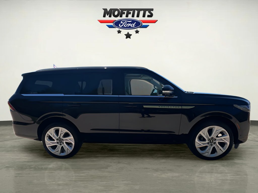 Used 2025 Lincoln Navigator Reserve AWD/4WD image 6