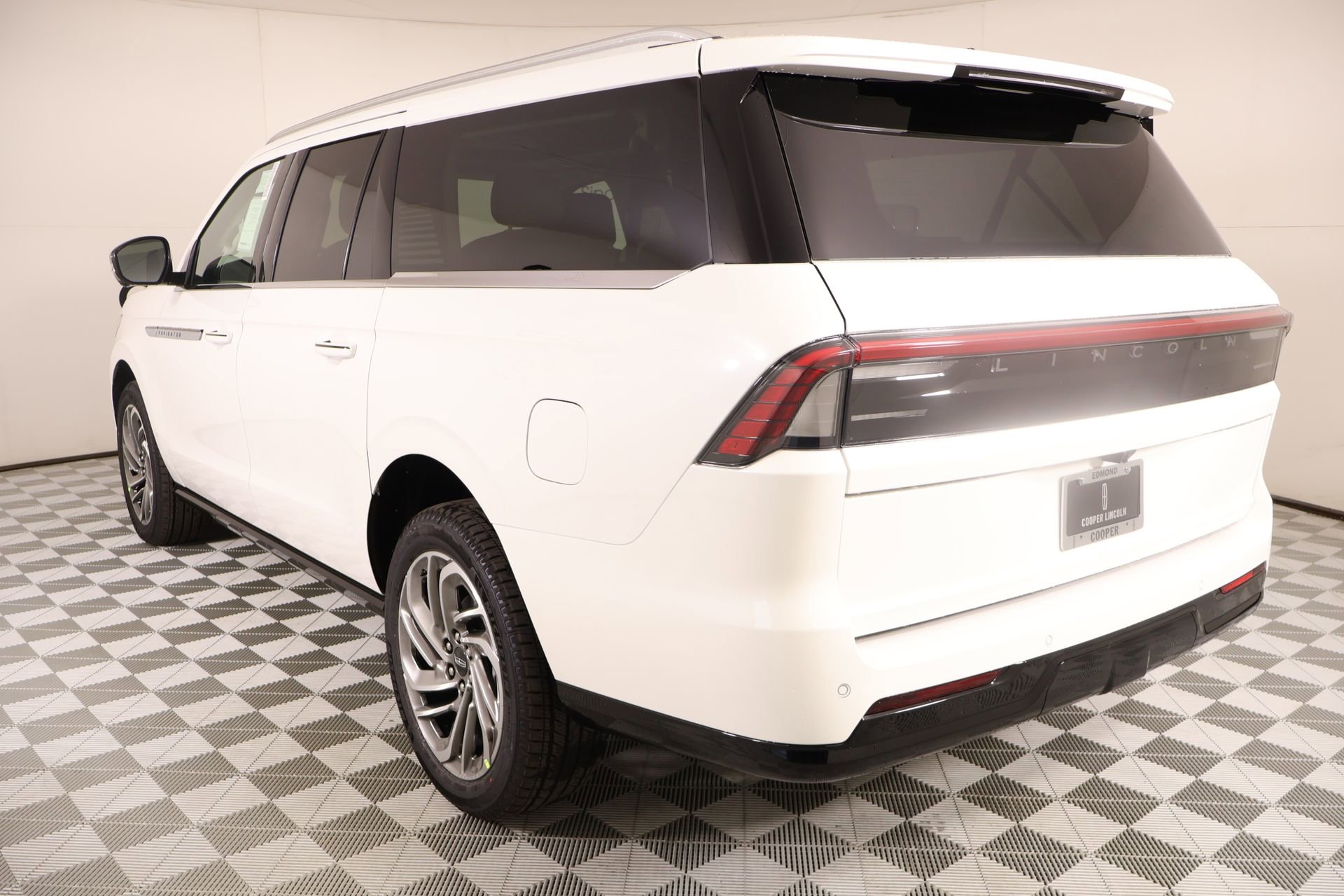 New 2026 Lincoln Navigator L Reserve AWD/4WD image 25