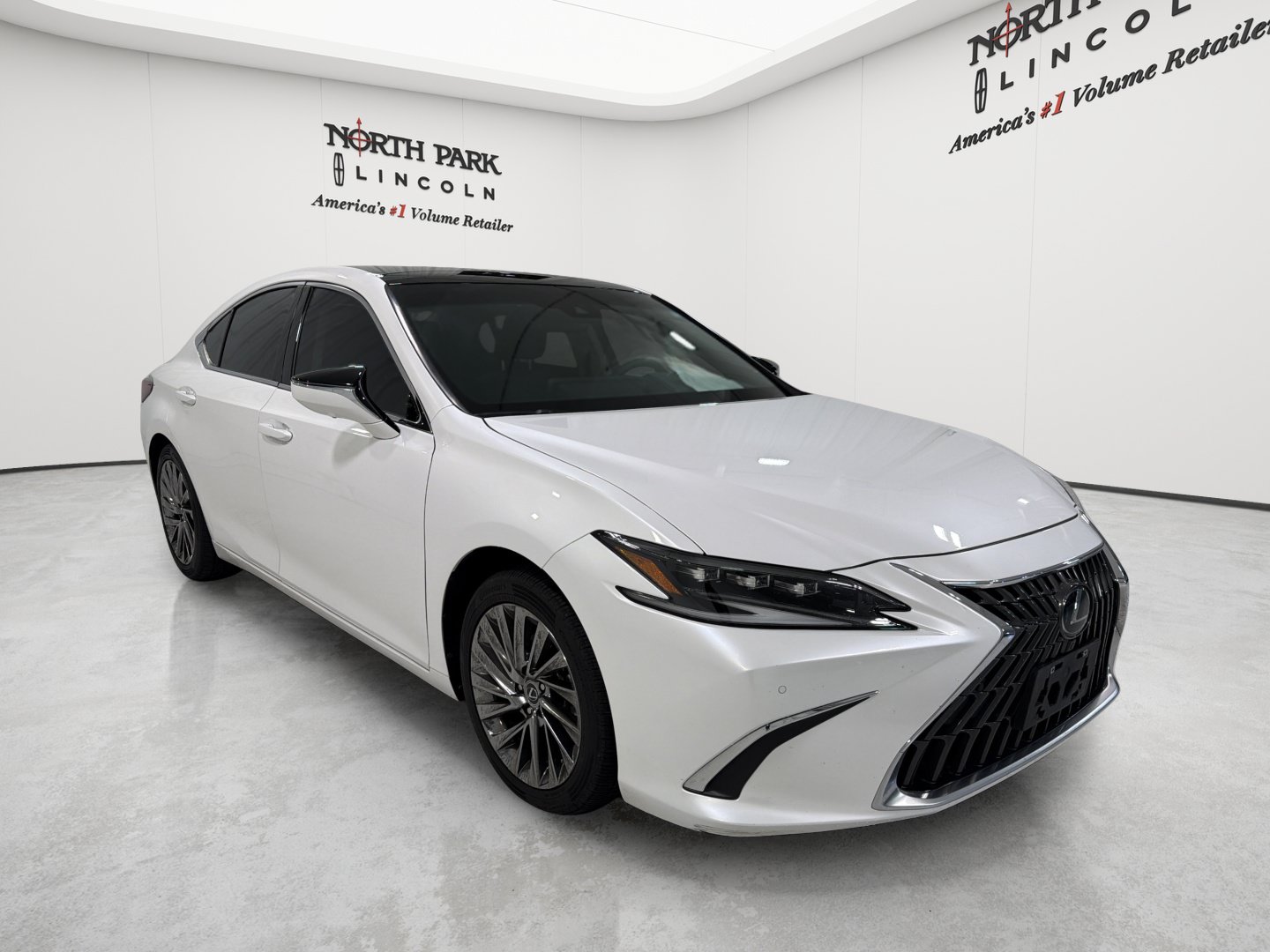 Used 2025 Lexus ES 350 Ultra Luxury w/ Accessory Package (Z2) FWD image 7