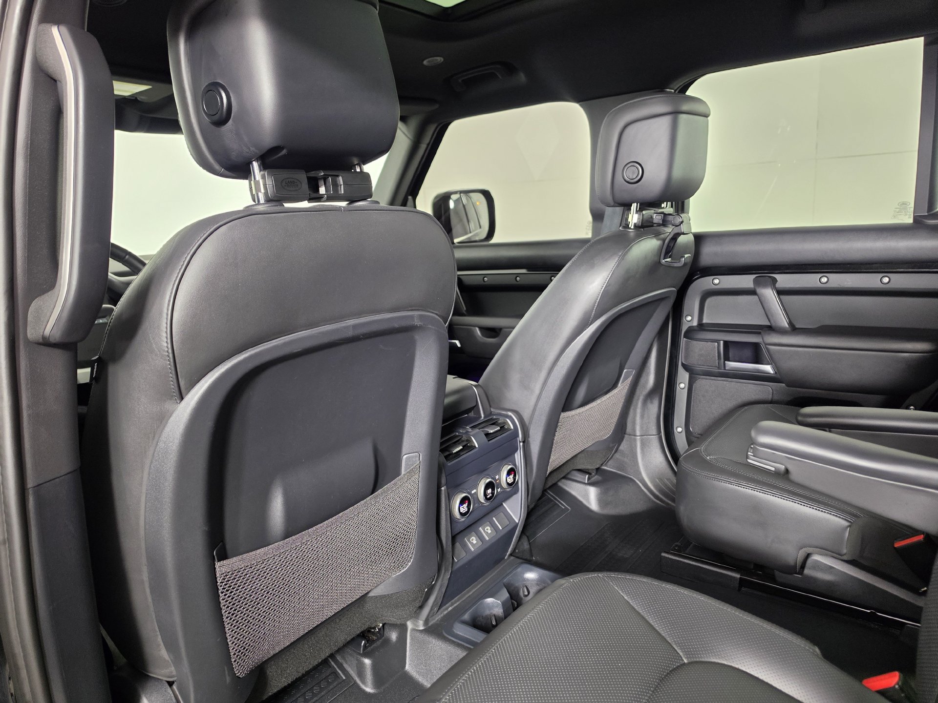 Used 2025 Land Rover Defender 130 X-Dynamic SE AWD/4WD image 22