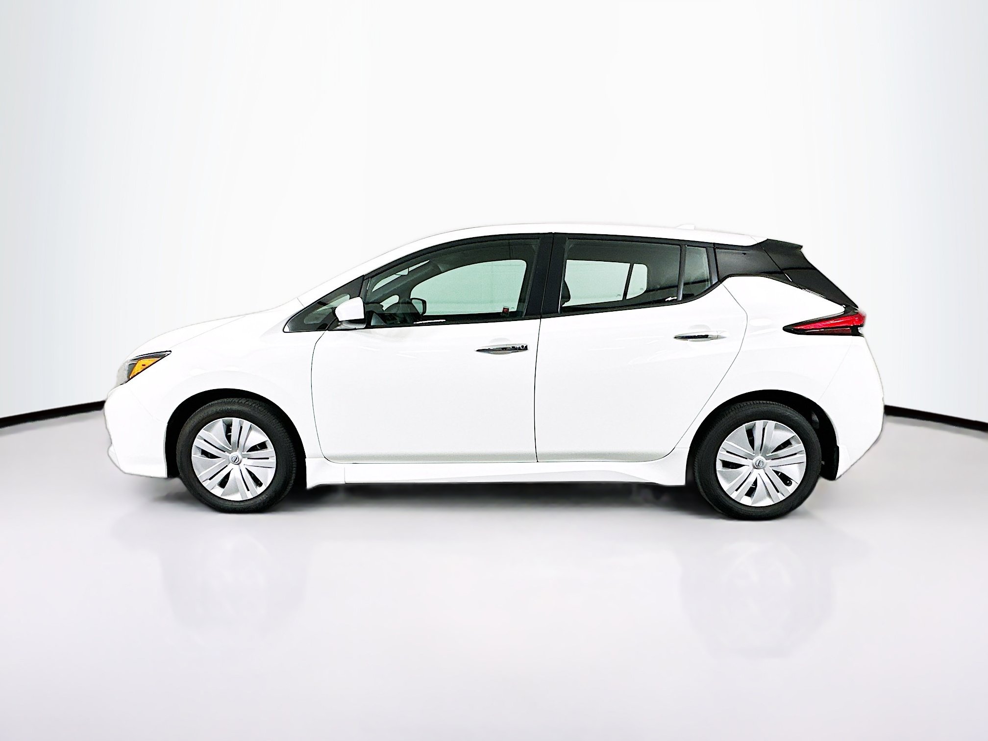 Used 2025 Nissan Leaf S FWD image 4