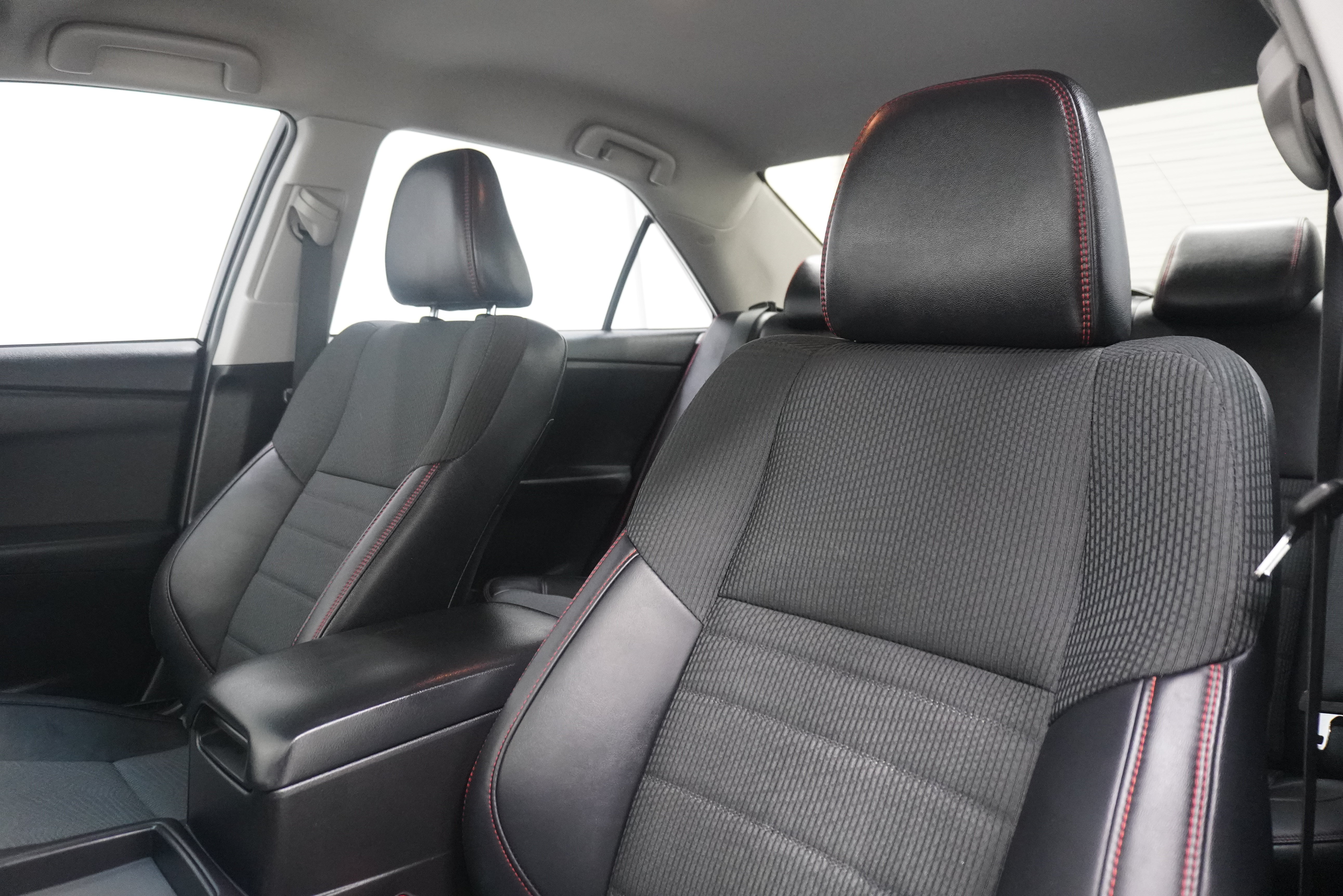 Used 2016 Toyota Camry SE FWD image 11