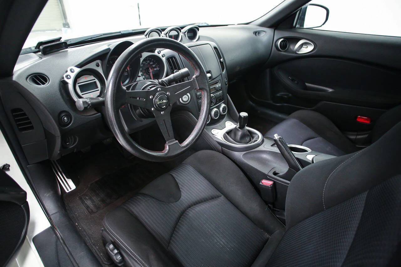 Used 2011 Nissan 370Z Coupe image 17