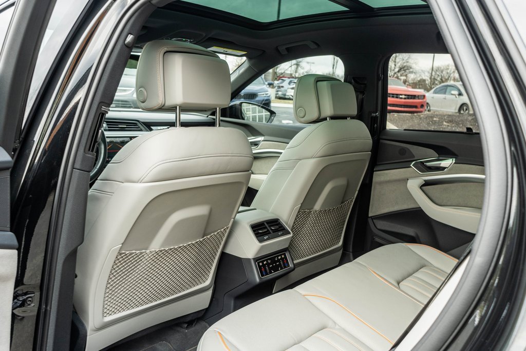 Used 2024 Audi Q8 e-tron Prestige image 33