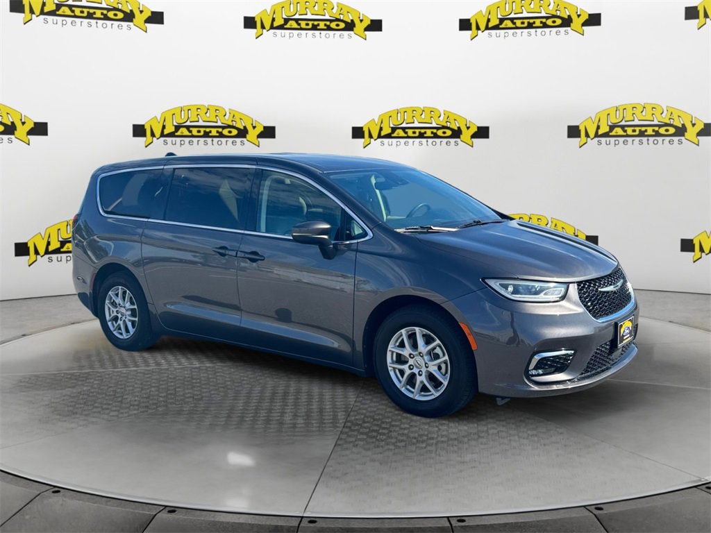 Used 2023 Chrysler Pacifica Touring-L image 7