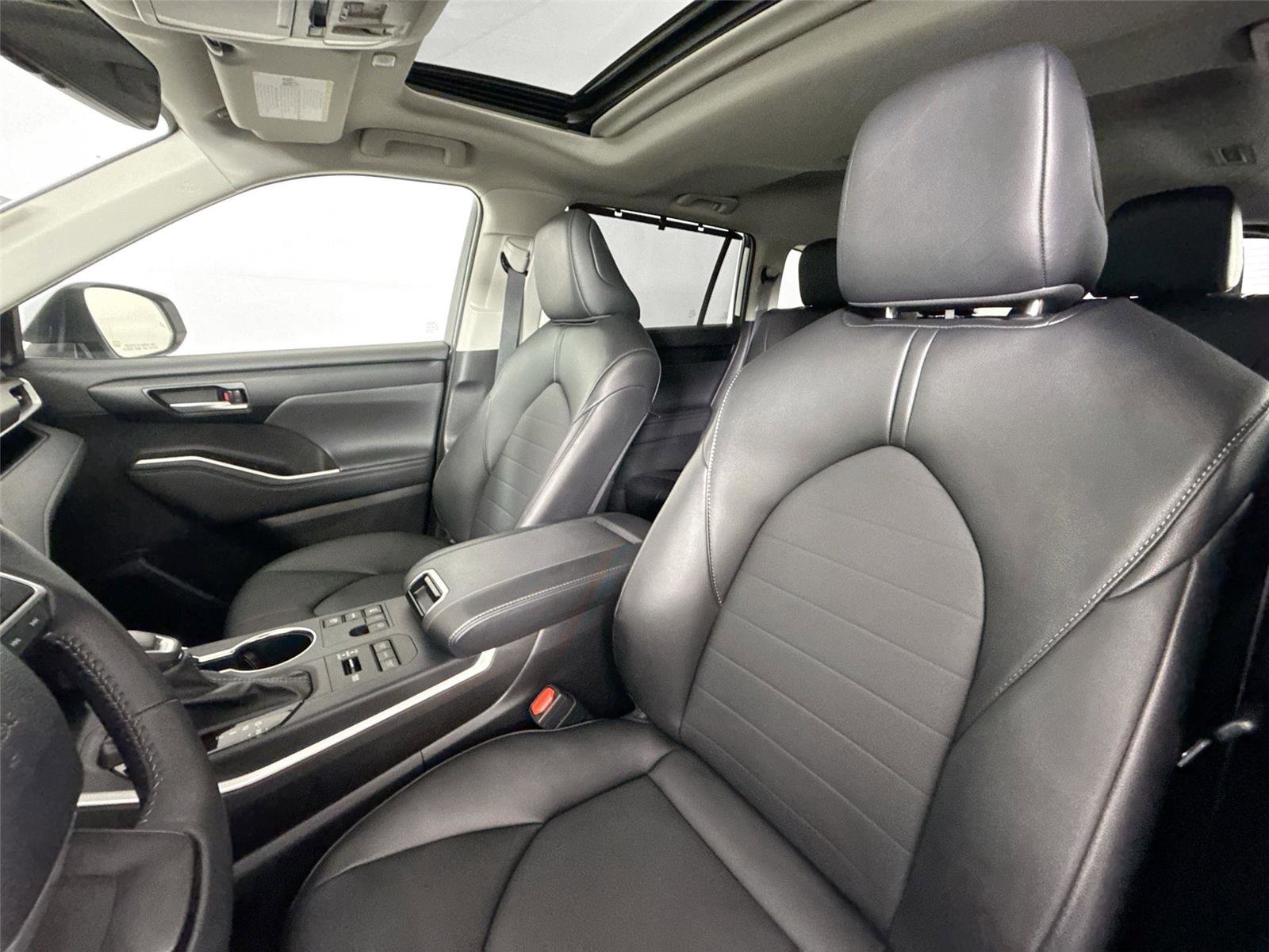 Certified 2025 Toyota Highlander XLE AWD/4WD image 3