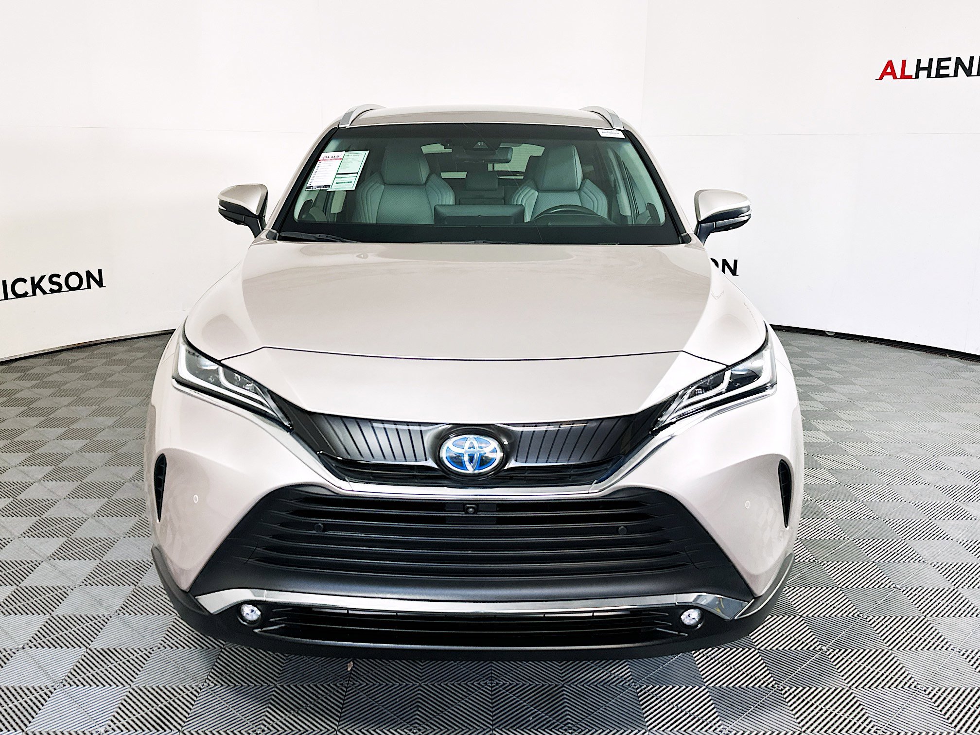 Used 2023 Toyota Venza LE image 8