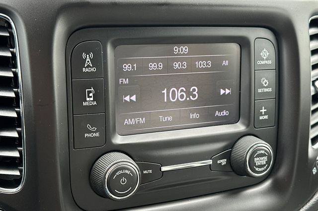 Used 2017 Jeep Compass Latitude FWD image 18