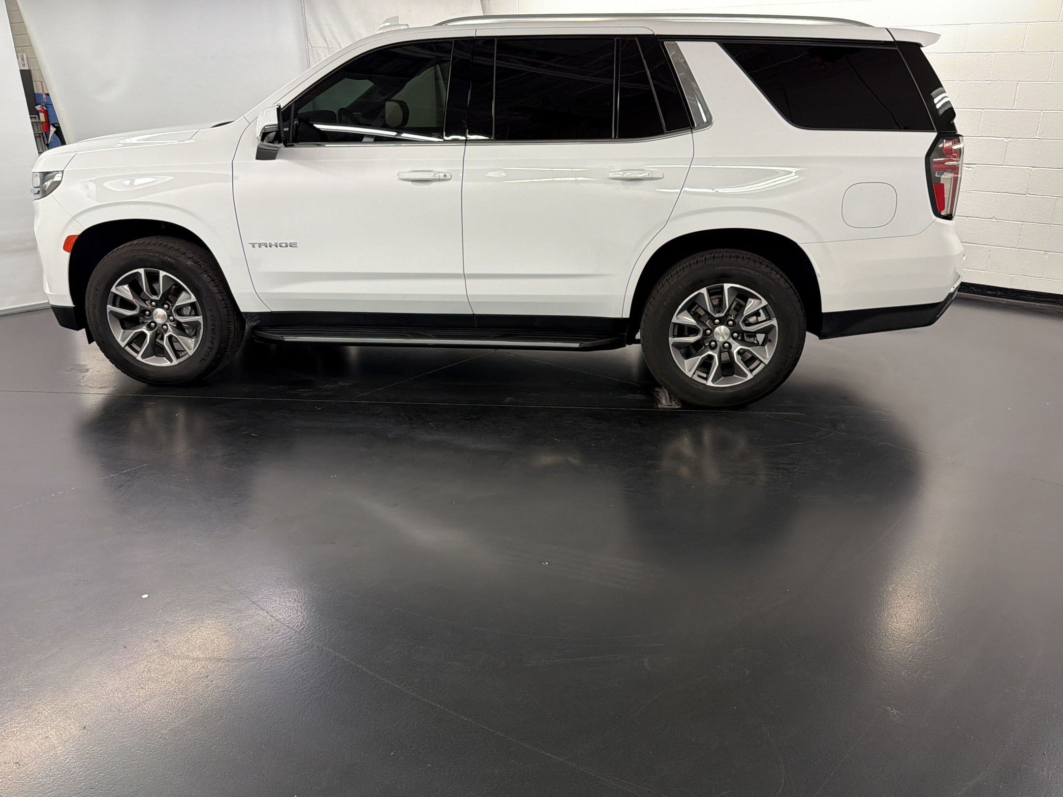 Used 2023 Chevrolet Tahoe LT w/ Luxury Package RWD image 2