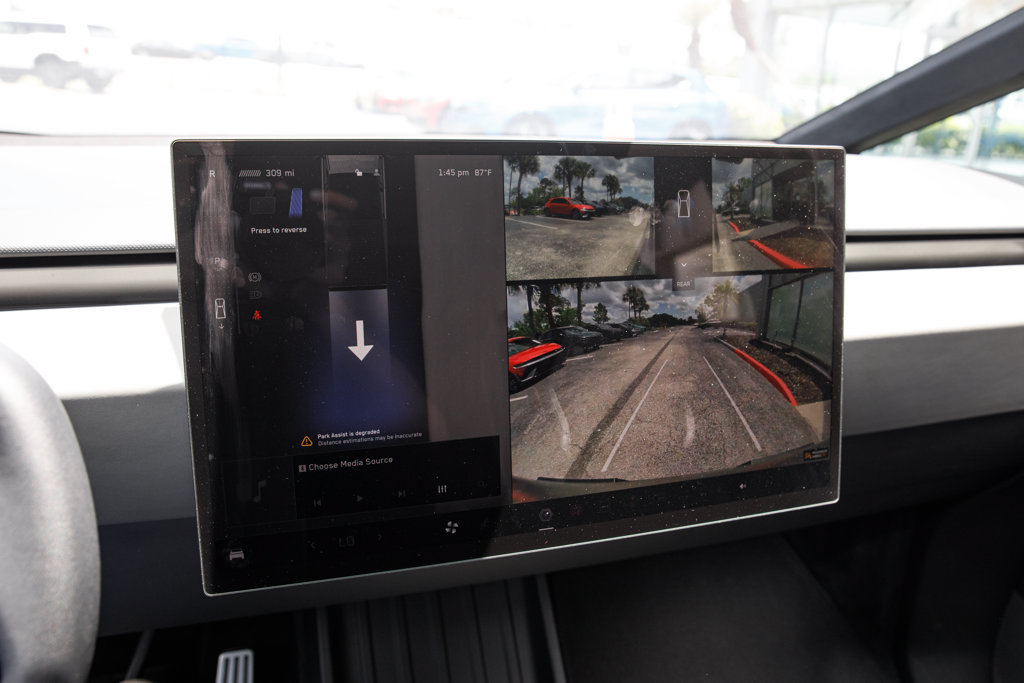 Used 2025 Tesla Cybertruck AWD Crew Cab image 31