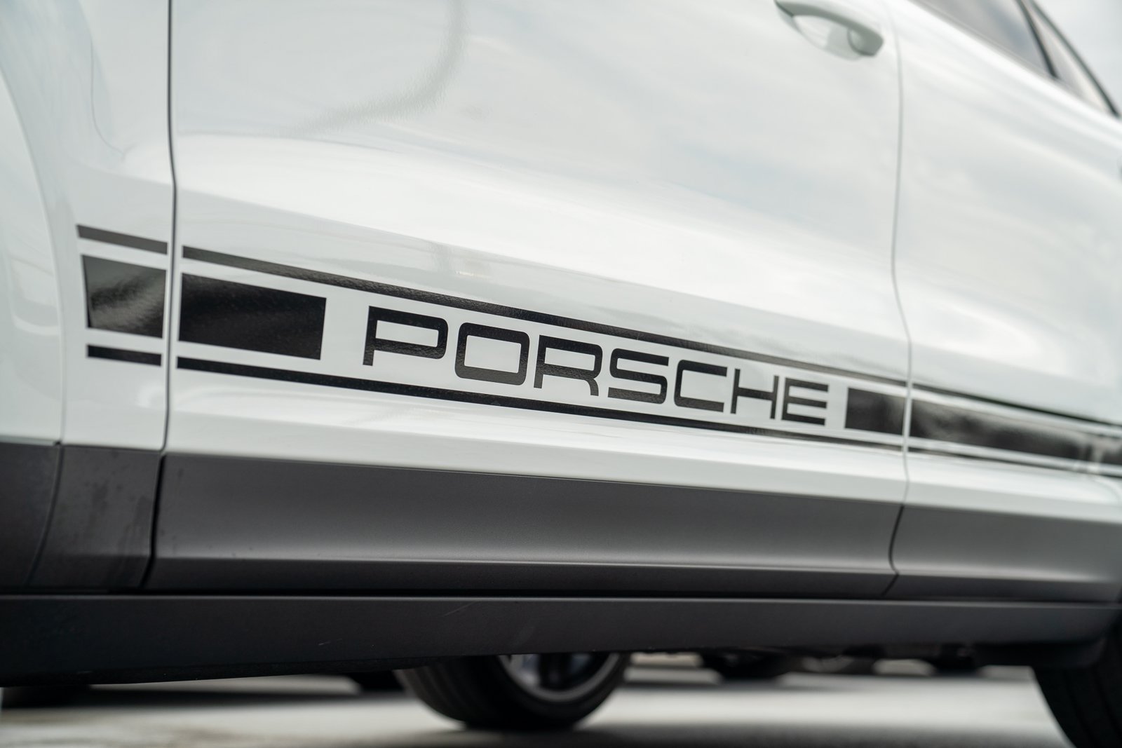 Certified 2025 Porsche Cayenne E-Hybrid Coupe AWD/4WD image 26