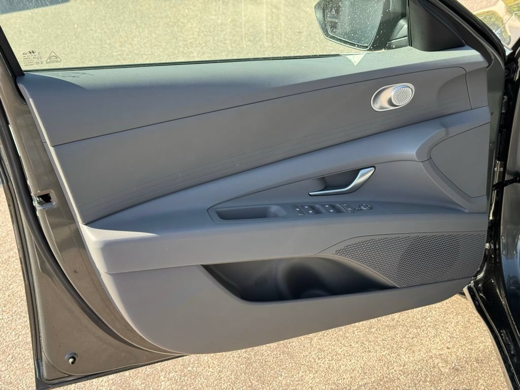 Used 2026 Hyundai Elantra SE FWD image 19