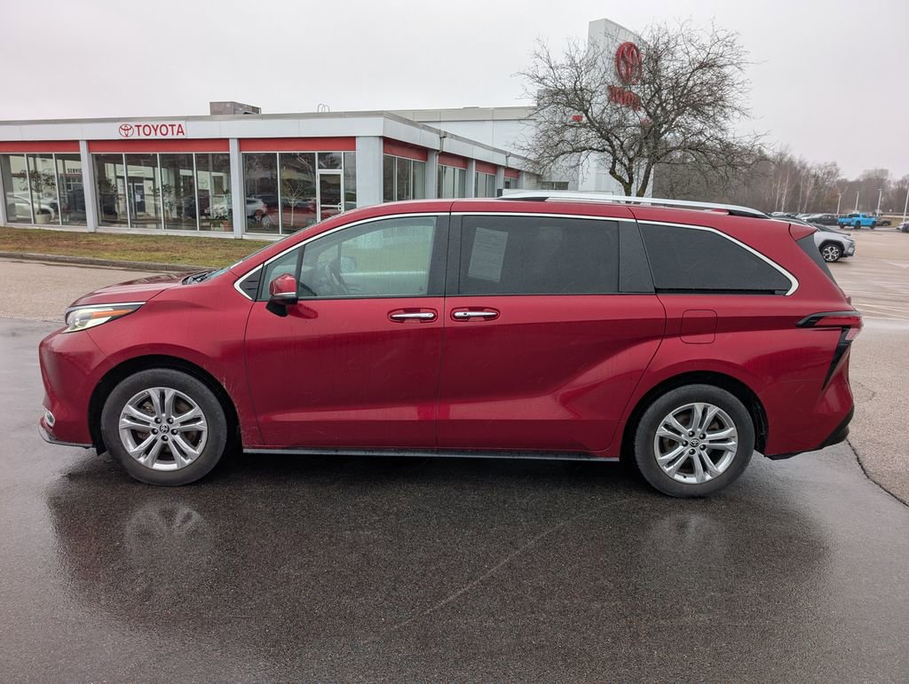 Used 2022 Toyota Sienna Platinum image 2