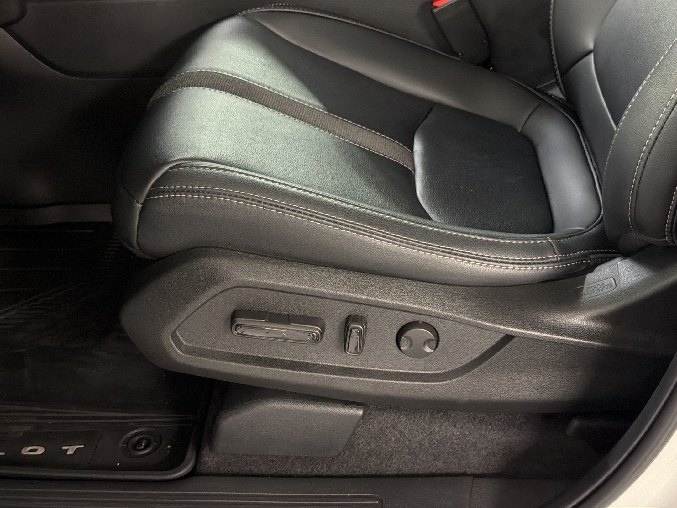 Certified 2025 Honda Pilot Touring image 14