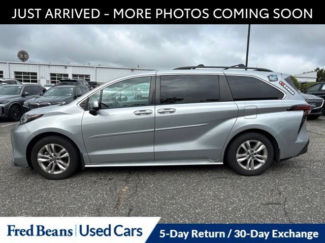 Used 2022 Toyota Sienna XLE w/ XLE Plus Package FWD image 4